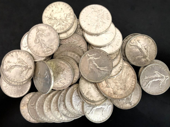 Ensemble comprenant : - quarante et une pièce de 5 Francs en argent, 1