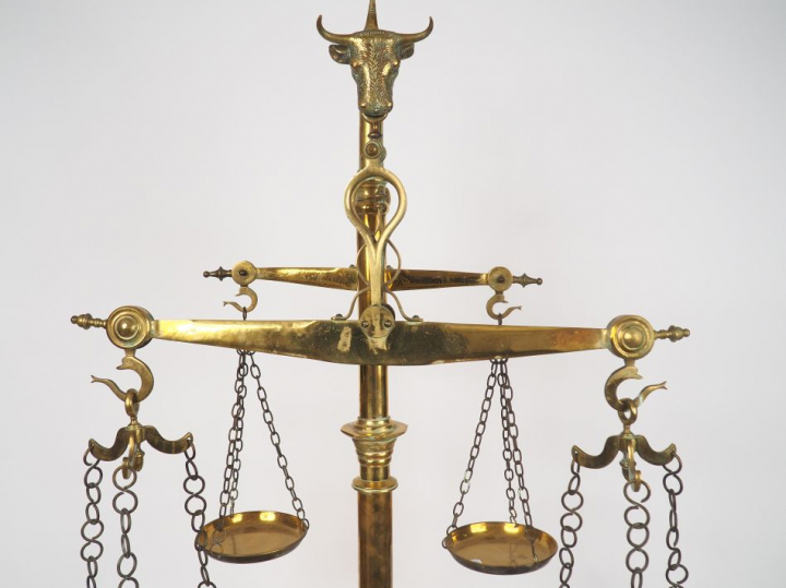 Grande balance à fléau, XIXème en bronze et laiton à décor d'une tête 