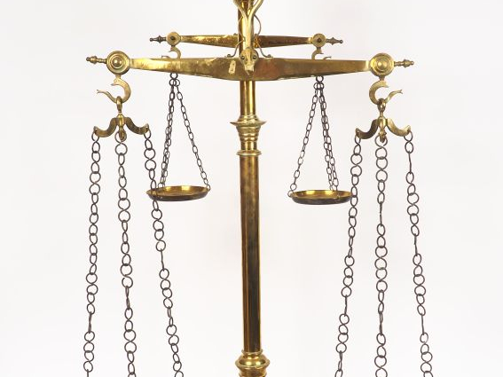 Grande balance à fléau, XIXème en bronze et laiton à décor d'une tête 