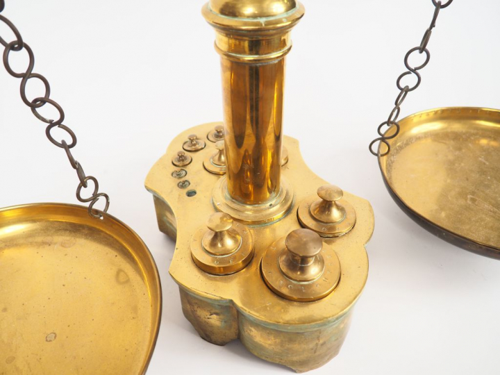 Grande balance à fléau, XIXème en bronze et laiton à décor d'une tête 