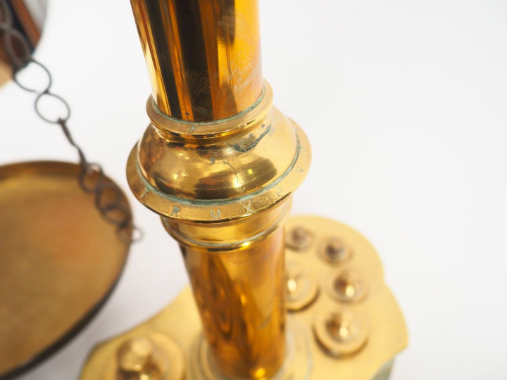 Grande balance à fléau, XIXème en bronze et laiton à décor d'une tête 