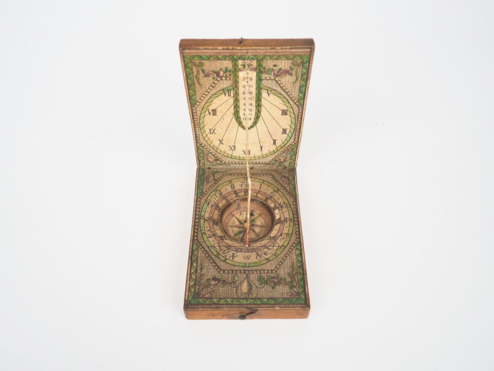 Boussole - cadran solaire début XIXème en bois et papier imprimé.  Dim