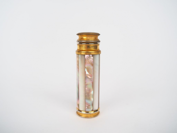 Vaporisateur début Xxème en nacre et laiton.  Dim. 6,5 x 1,8 cm.
