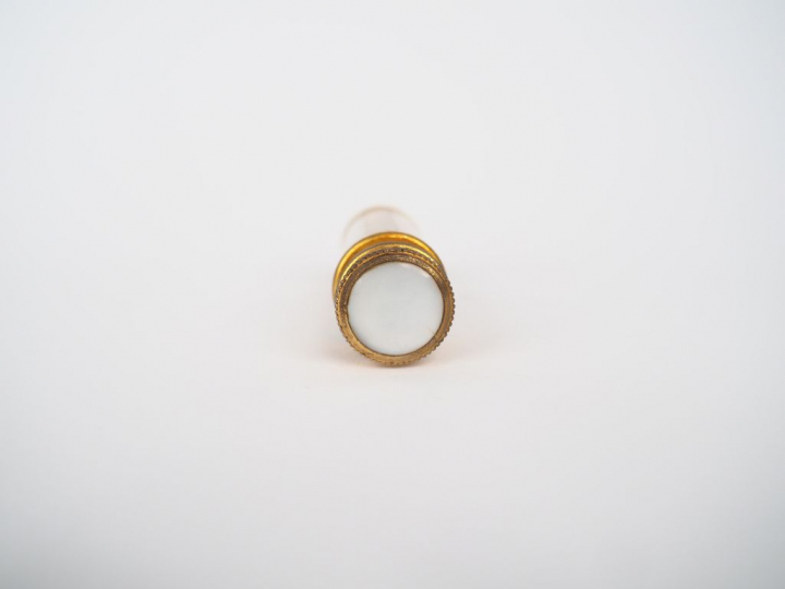 Vaporisateur début Xxème en nacre et laiton.  Dim. 6,5 x 1,8 cm.