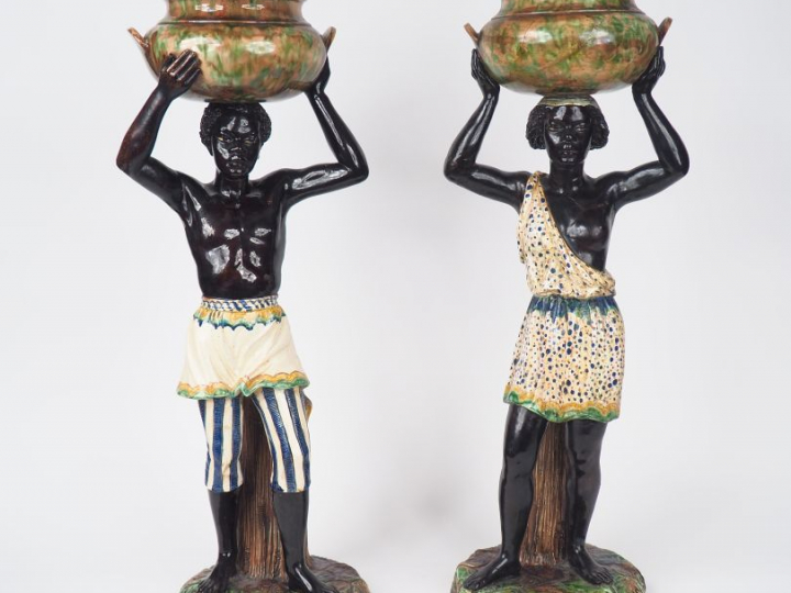 Paire de jardinières Napoléon III en barbotine polychrome "Jeunes nubi