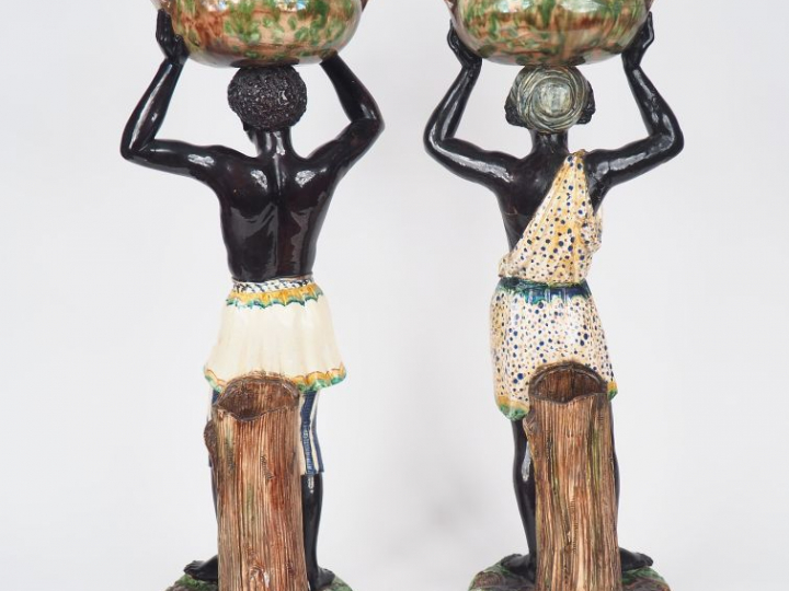 Paire de jardinières Napoléon III en barbotine polychrome "Jeunes nubi