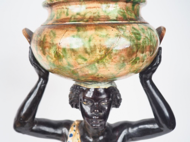 Paire de jardinières Napoléon III en barbotine polychrome "Jeunes nubi