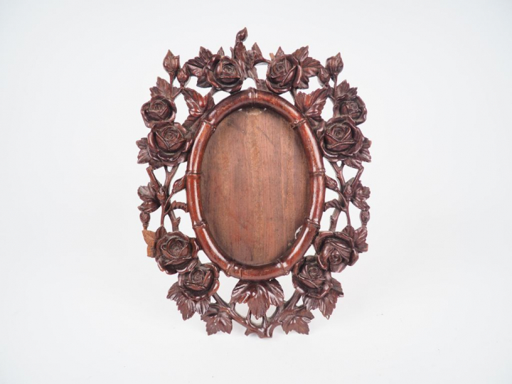 Cadre porte photo fin XIXème en bois sculpté ajouré à décor de roses e