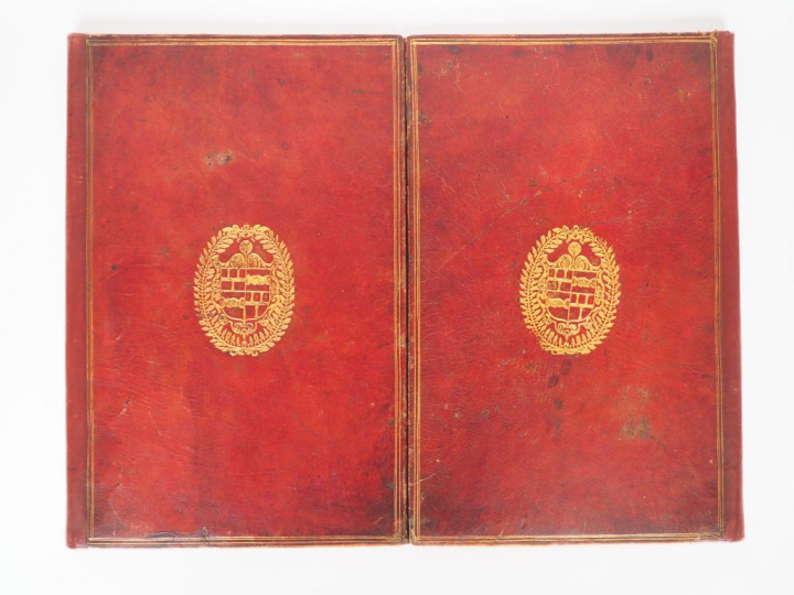 Grand porte document 1900 en cuir rouge à décor d'armoiries dorées. Di