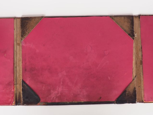 Grand porte document 1900 en cuir rouge à décor d'armoiries dorées. Di