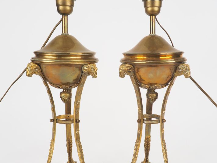 Paire de lampes de style Empire en bronze et laiton en forme d'athénie