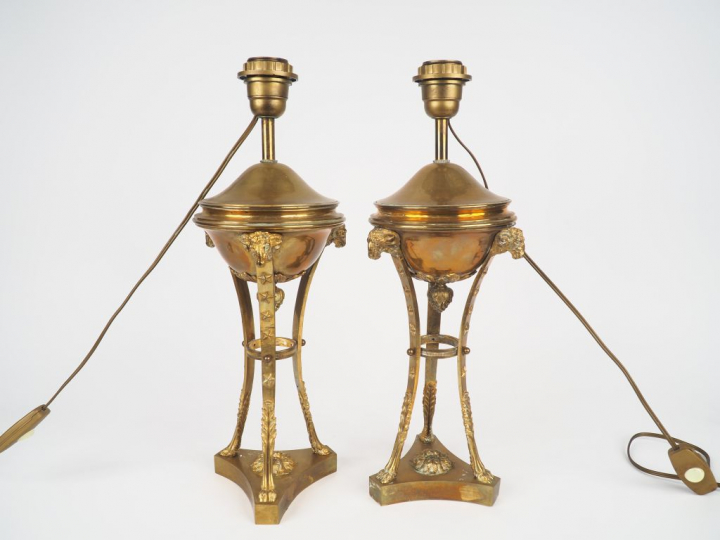 Paire de lampes de style Empire en bronze et laiton en forme d'athénie