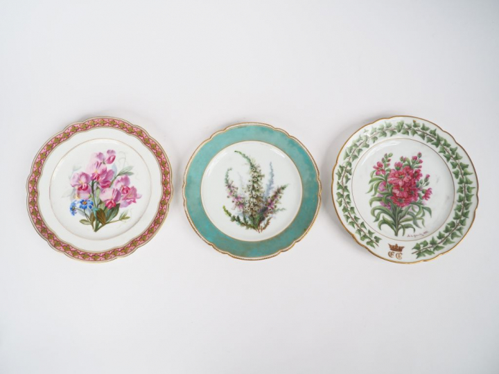 Suite de trois différentes assiettes en porcelaine de Paris XIXème à d
