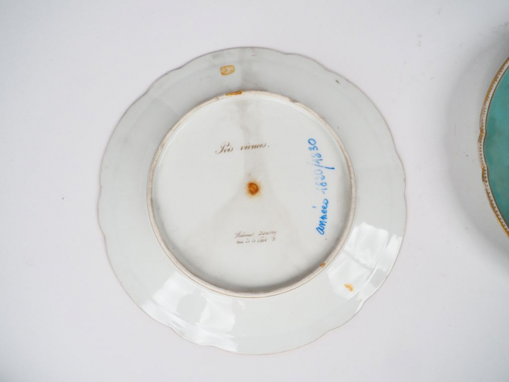 Suite de trois différentes assiettes en porcelaine de Paris XIXème à d