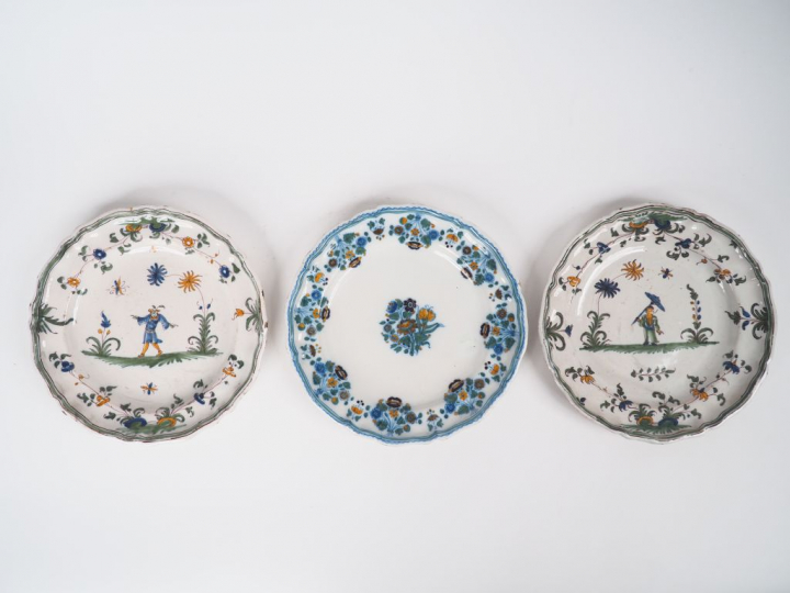 Paire d'assiettes XVIIIème en faïence de Moustiers à décor polychrome 