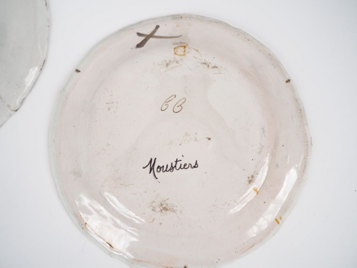 Paire d'assiettes XVIIIème en faïence de Moustiers à décor polychrome 