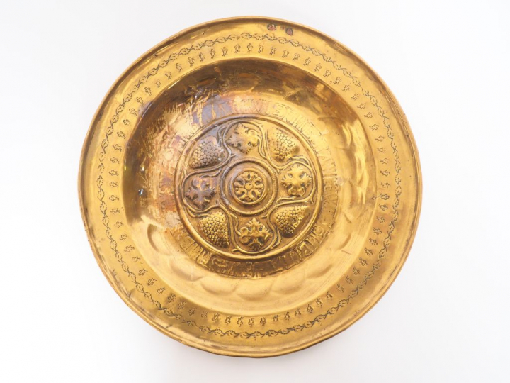 Plat à offrandes XVIIème en dinanderie à décor de pampres. Dim. 5 x 38