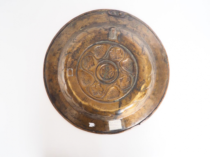 Plat à offrandes XVIIème en dinanderie à décor de pampres. Dim. 5 x 38