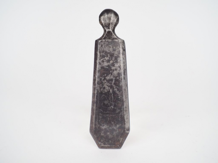 Râpe à tabac XVIIIème en métal à décor ciselé d'une jeune femme entour