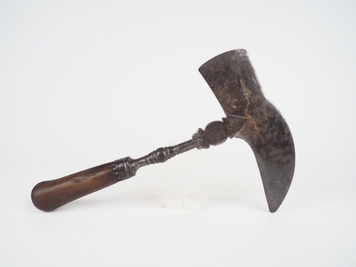Outil à écorcer XVIIIème en bois et fer forgé.  Dim.29,5 x 18,5 cm.