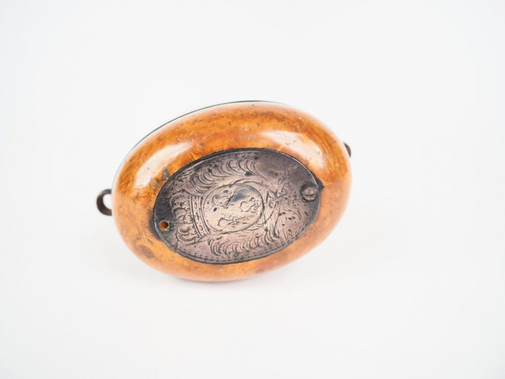 Poire à poudre XVIIIème en corne, bois et bronze argenté, ornée d'une 