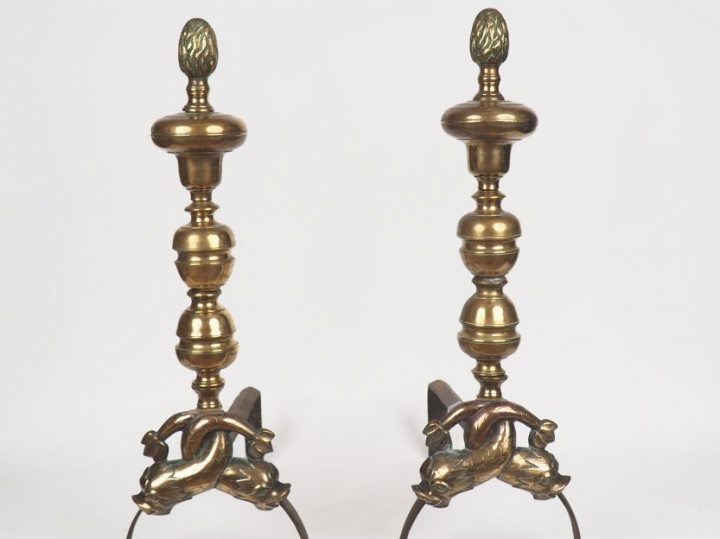 Paire de chenets XVIIIème en bronze et fer forgé à décor de dauphins. 