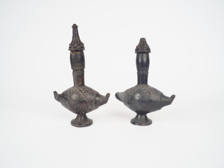 Paire de vases couverts en terre cuite patinée à décor feuillagé.  Dim