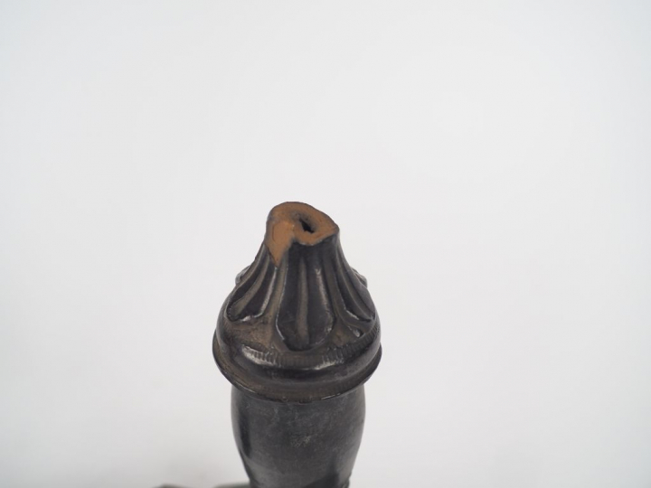 Paire de vases couverts en terre cuite patinée à décor feuillagé.  Dim