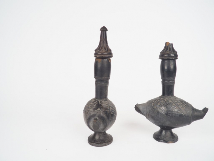 Paire de vases couverts en terre cuite patinée à décor feuillagé.  Dim