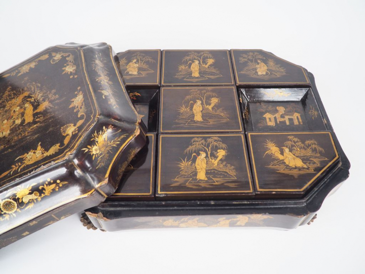 Coffret à jeux Napoléon III de style Extrême-orient en bois laqué à dé