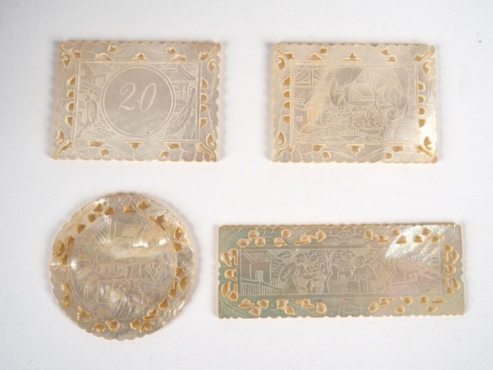 Coffret à jeux Napoléon III de style Extrême-orient en bois laqué à dé