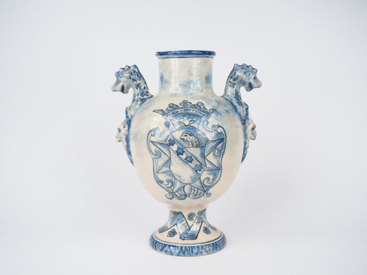 Fontaine XIXème en faïence italienne à décor en camaïeu bleu d'une scè