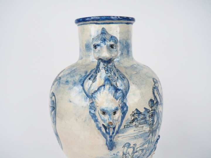 Fontaine XIXème en faïence italienne à décor en camaïeu bleu d'une scè