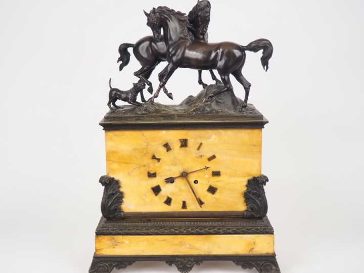 Grande pendule Restauration en marbre jaune de Sienne et bronze à pati