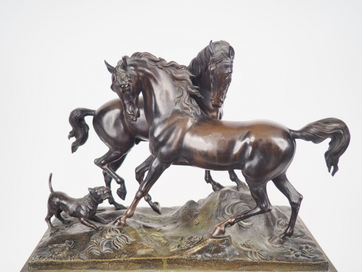 Grande pendule Restauration en marbre jaune de Sienne et bronze à pati