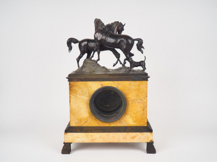 Grande pendule Restauration en marbre jaune de Sienne et bronze à pati