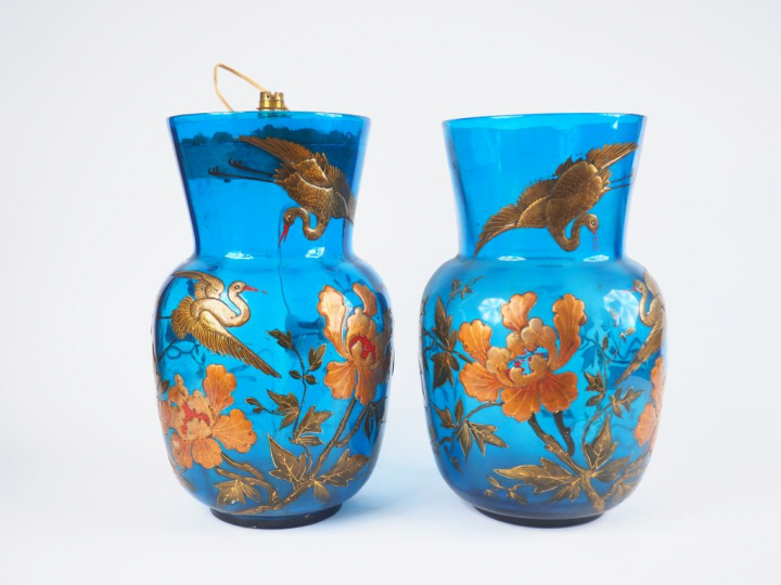 Paire de vases Napoléon III en verre à décor japonisant émaillé de gru