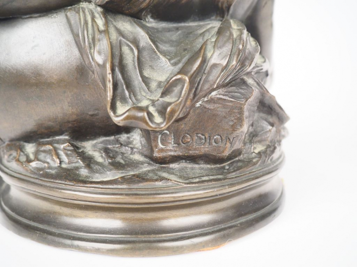 CLODION. "Jeune fille nue allongée". Sculpture en bronze à patine vert