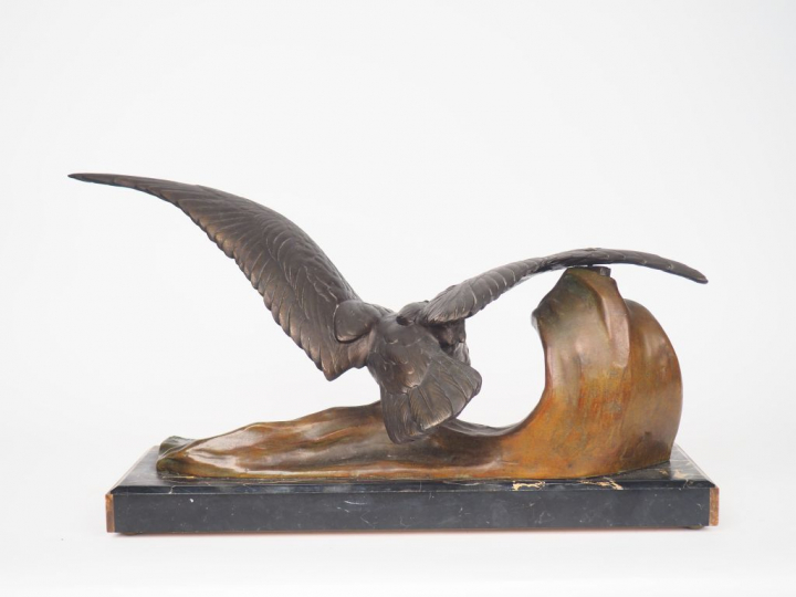 J. LORIOT. "La mouette". Sculpture en régule double patine sur un socl