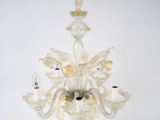 Vente aux enchères Grand chandelier en verre translucide de Murano pailleté d'or à décor 