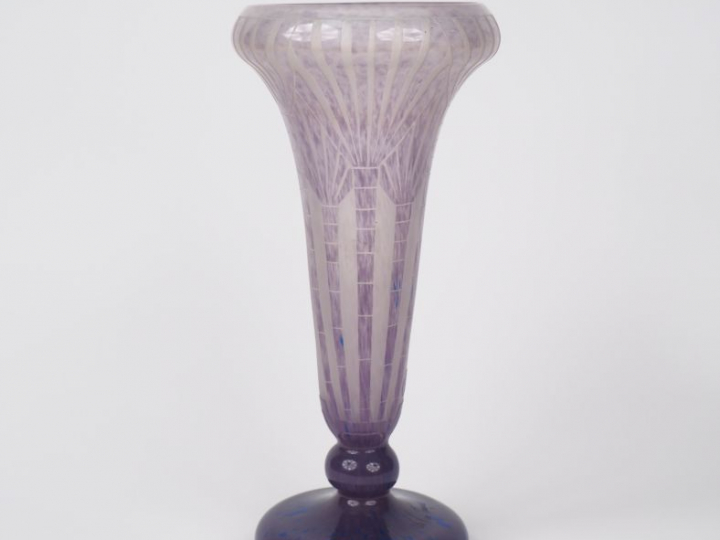 CHARDER, LE VERRE FRANCAIS. Vase "Palmettes". Vase en verre poudré bla