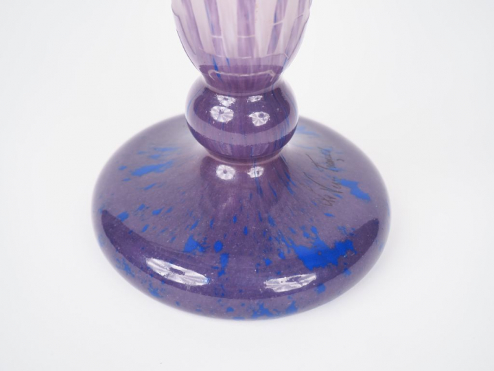 CHARDER, LE VERRE FRANCAIS. Vase "Palmettes". Vase en verre poudré bla