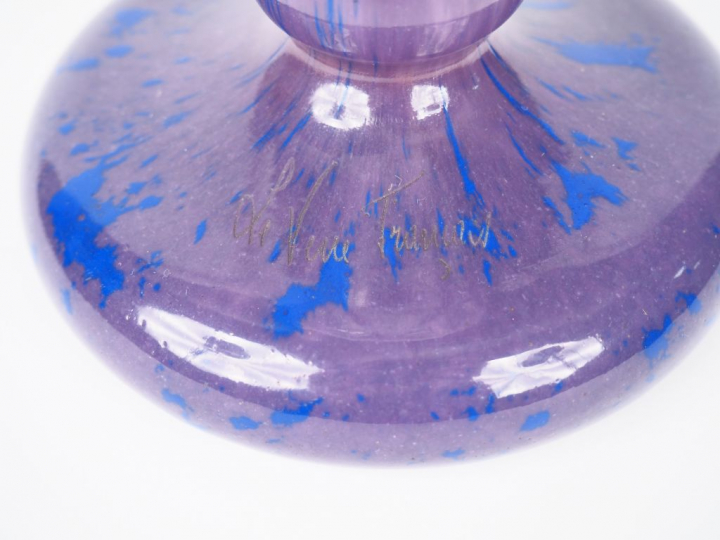 CHARDER, LE VERRE FRANCAIS. Vase "Palmettes". Vase en verre poudré bla