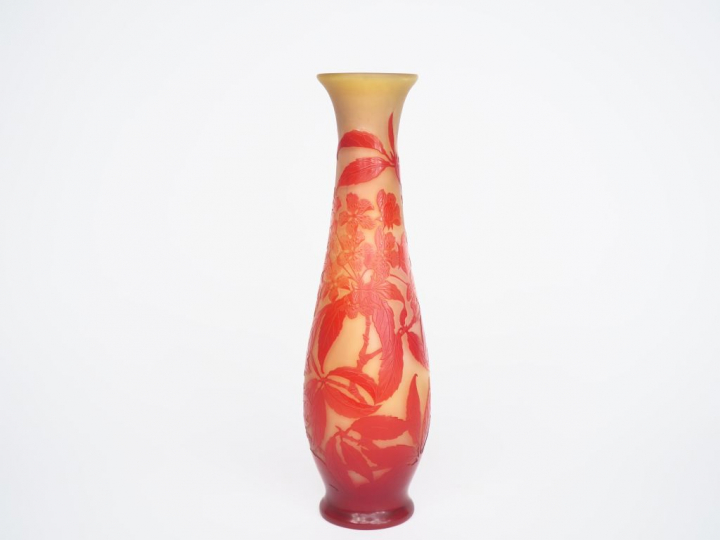 GALLE. Vase en verre à décor gravé en camée à l'acide de fleurs rouges