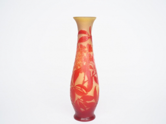 Vente aux enchères GALLE. Vase en verre à décor gravé en camée à l'acide de fleurs rouges