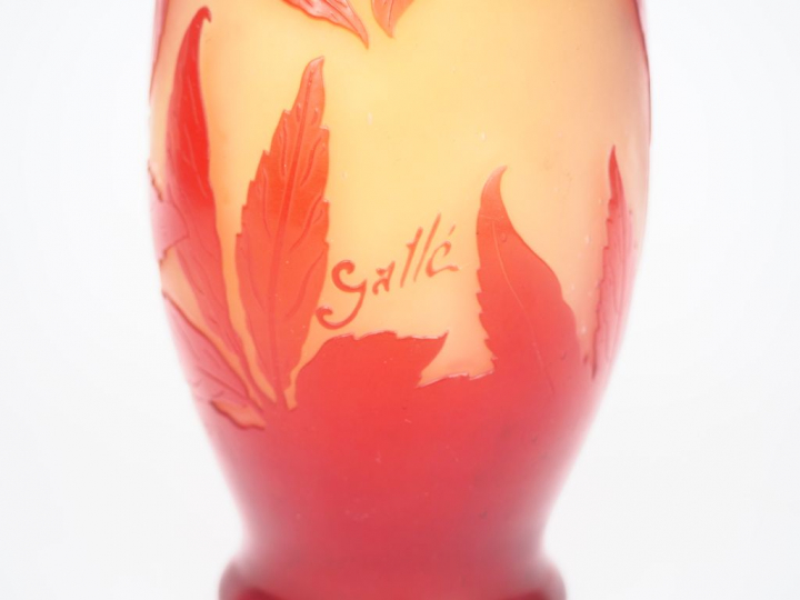 GALLE. Vase en verre à décor gravé en camée à l'acide de fleurs rouges