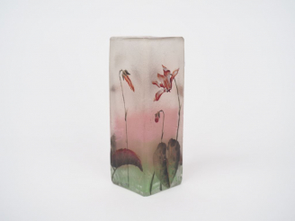 Vente aux enchères DAUM Nancy. Vase miniature en verre  à décor gravé et émaillé de cycla