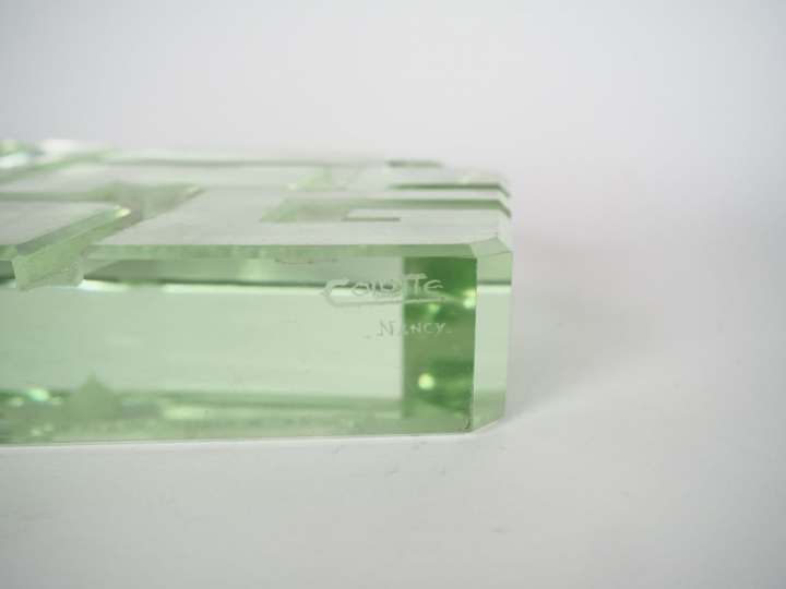 Aristide COLOTTE à Nancy. Accessoire de bureau en verre taillé à la ro