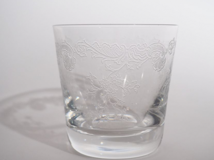 SAINT-LOUIS. 10 verres à whisky en cristal à décor gravé de rinceaux f
