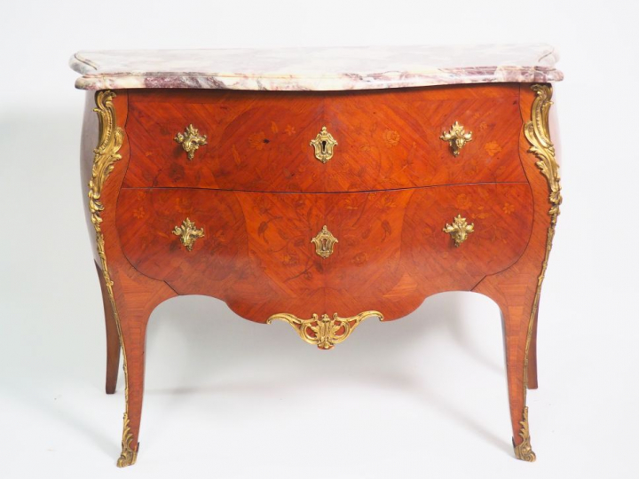 Commode de style Louis XV en marqueterie, à décor de fleurs, ornementa